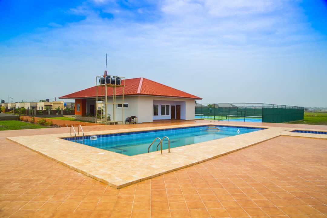Houses in Ghana - swimming pool